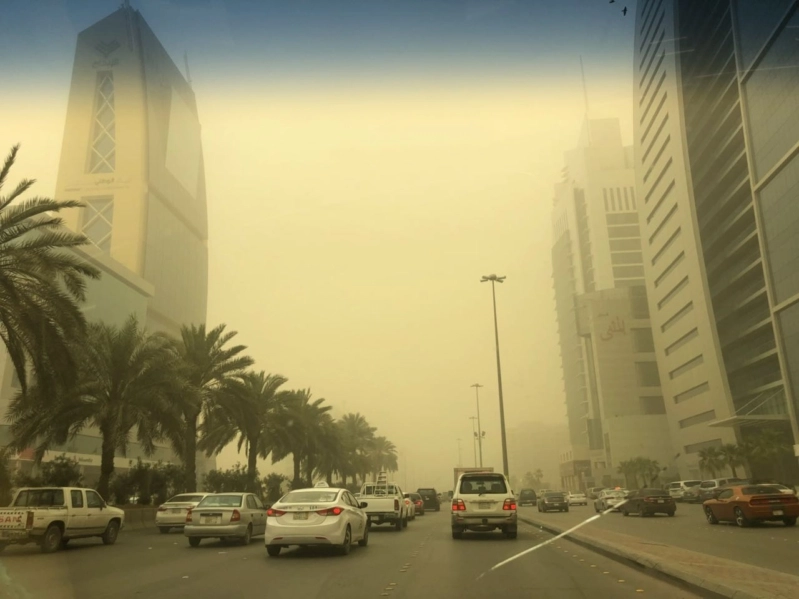 عوالق ترابية تغطي منطقة الباحة حتى السابعة مساء وتحذيرات بهبوط الرؤية