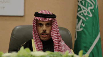 فيصل بن فرحان يبحث هاتفياً مع وزيري الخارجية الأردني والمصري تطورات المنطقة