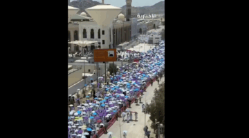 مشاهد مهيبة للحجاج في مسجد نمرة بعد أداء صلاتي الظهر والعصر