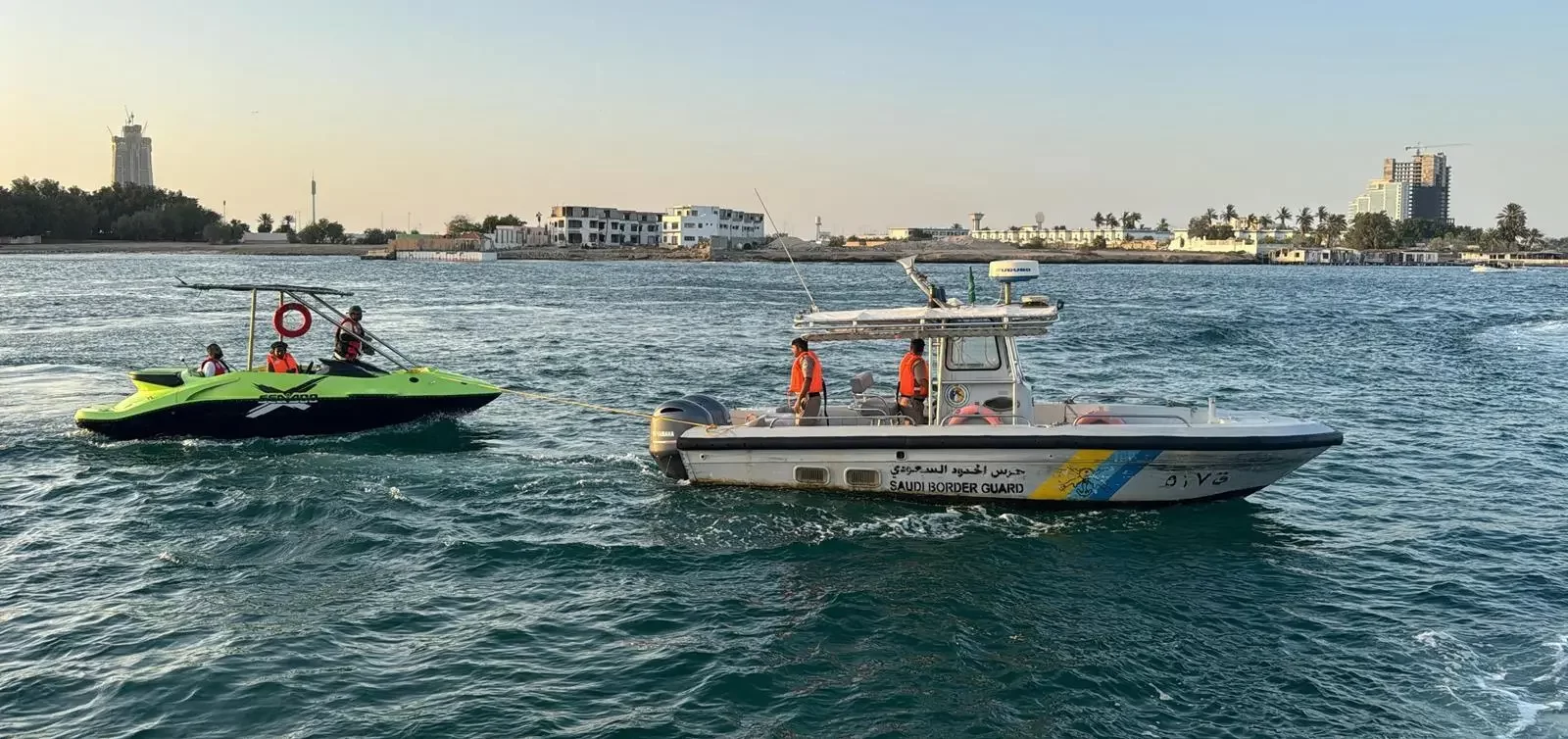 إنقاذ مواطن في عرض البحر بعد تعطل واسطته البحرية.. حرس الحدود يتدخل بنجاح